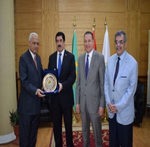 El Saeed honors Faculty of Commerce&#039;s Dean